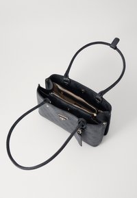 Borsa a tracolla in pelle nera con due manici, esterno textured, hardware dorato e scomparti interni che includono una tasca con zip.