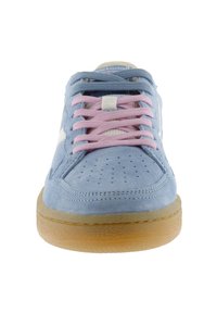 Lichtblauwe suède sneakers met roze veters en witte accenten. Voorzien van een geperforeerde neus en een rubberen zool voor grip.