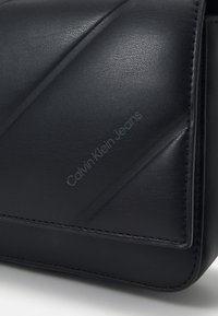 Calvin Klein Jeans QUILTED  BOXY FLAP - Borsa a tracolla - black