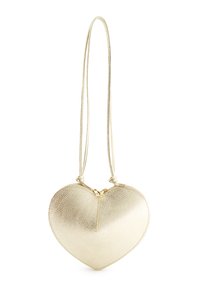 Gold, herzförmige Tasche aus strukturiertem Leder mit Reißverschluss und schlankem Schulterriemen.