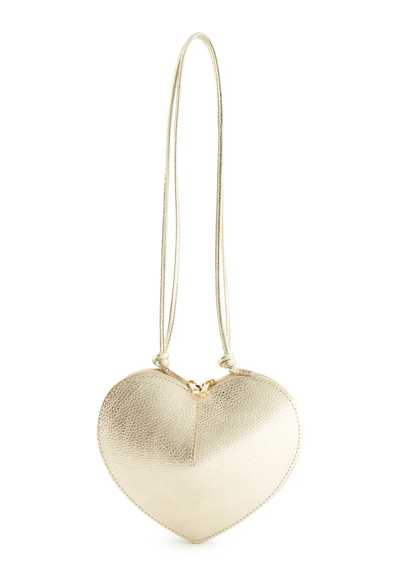 Gold, herzförmige Tasche aus strukturiertem Leder mit Reißverschluss und schlankem Schulterriemen.