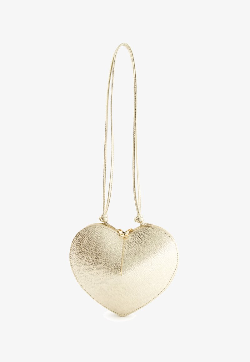 Złota, serca kształtna torebka wykonana z fakturowanej skóry, z zamknięciem na zamek i smukłym paskiem na ramię.