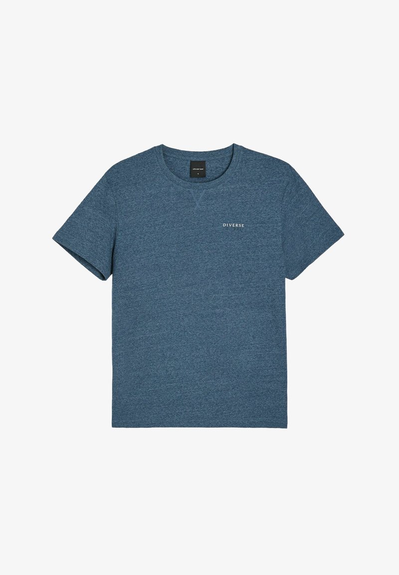 Granatowa koszulka z okrągłym dekoltem wykonana z teksturowanej tkaniny. Posiada małe, białe logo "Diverse" na lewej części klatki piersiowej. Krótkie rękawy.