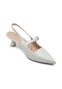 Escarpin slingback en cuir gris clair avec un bout pointu, design minimaliste, petit talon block, et sangle ajustable avec une boucle en métal.