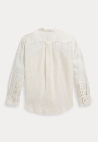 Λευκό λινό πουκάμισο με μακριά μανίκια και κουμπωτά μανσέτες, πίσω μέρος με κεντρική πιέτα, εμφανίζεται επίπεδο σε λευκό φόντο.