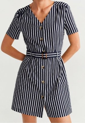 Marineblauw en witte gestreepte jurk met korte mouwen, V-hals, knoopsluiting aan de voorkant en een ceintuur in de taille. Heeft een gestructureerde stof en een getailleerde pasvorm.
