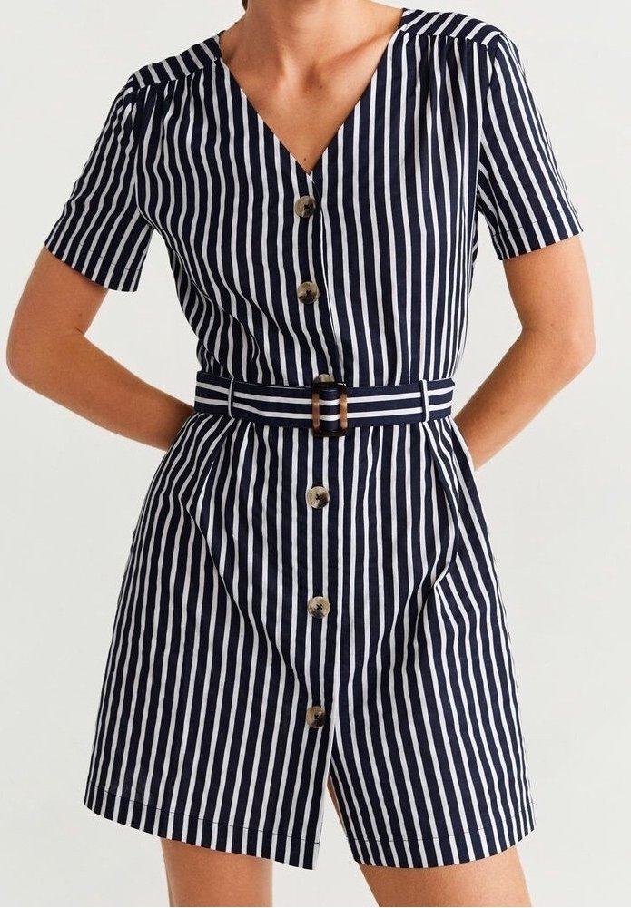 Niebiesko-biała sukienka w paski z krótkimi rękawami, dekoltem w kształcie litery V, z przodu zapinaną na guziki i z paskiem w talii. Posiada fakturowany materiał i dopasowany krój.