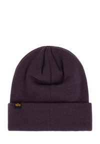 Beanie lavorato a maglia di colore viola scuro, con risvolto e un piccolo patch logo nero sul lato. Texture morbida e forma arrotondata classica.