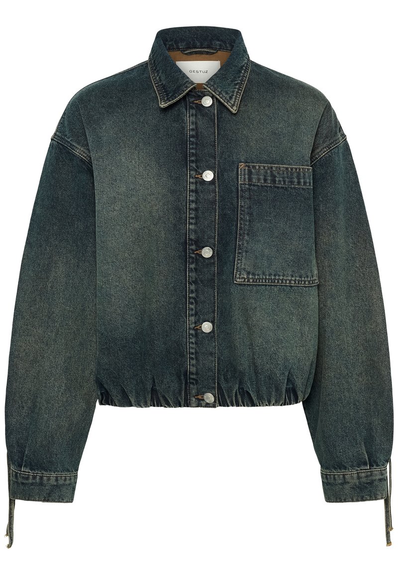 Veste en denim foncé délavée avec boutons sur le devant, grande poche poitrine à gauche, ourlet élastiqué et manches longues avec poignets zippés.