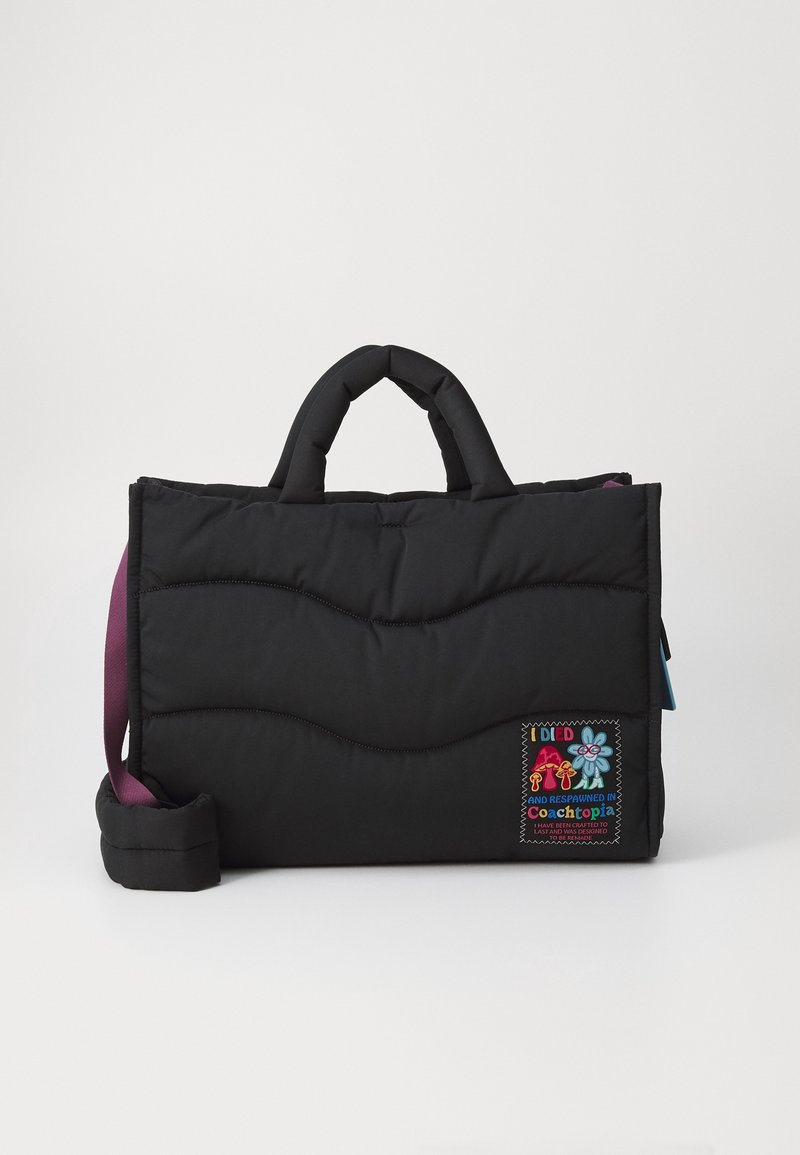 Sac à main rectangulaire noir matelassé avec des poignées courtes, une bandoulière violette et un patch coloré comportant du texte et des personnages de dessins animés.