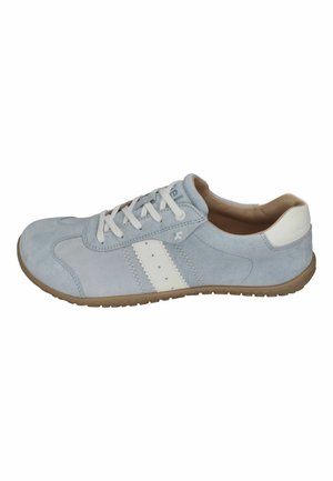 Hellblaue Wildleder-Casual-Sneaker mit weißem Seitenstreifen, weißen Schnürsenkeln, beigem Innenfutter und brauner Gummisohle, von der Außenseite gezeigt.
