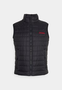 Gilet nero senza maniche con texture trapuntata, colletto alto, cerniera frontale e due tasche laterali. Presenta il logo rosso "HUGO" sul petto.