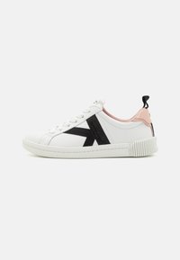 Unselected, true white/mochi pink/black
