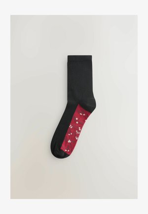 Zwarte sok met een rood bloemmotief en kleine witte bloemen. Glad textuur en standaard crewlengte.
