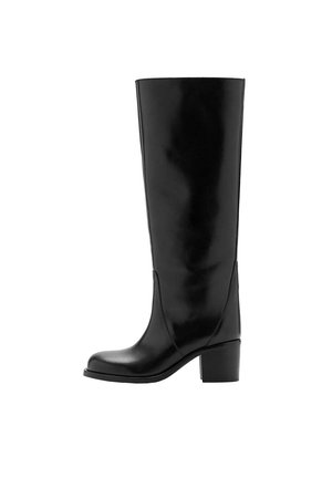Bota de cuero negra hasta la mitad de la pantorrilla con tacón bloque y punta redondeada, mostrada de lado sobre un fondo blanco.