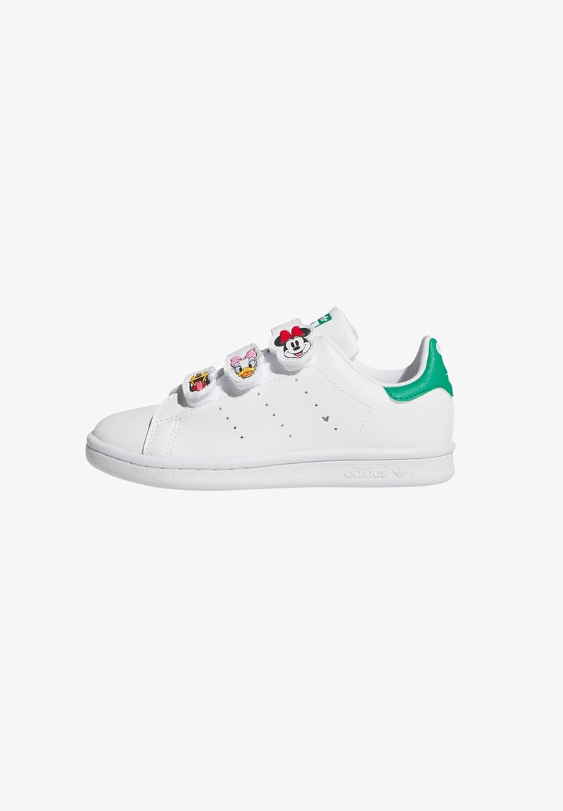 Sneaker bianco con finitura in pelle liscia, caratterizzato da dettagli verdi sul tallone e tre decorazioni a tema personaggio sui lacci.