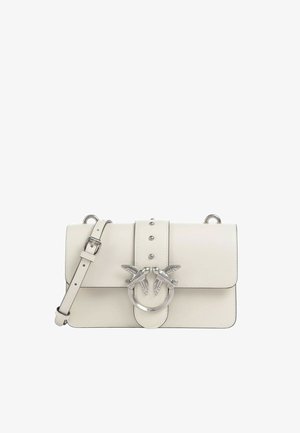 Borsa a tracolla in pelle bianca con tracolla regolabile, fibbia argentata e chiusura metallica a forma di uccello sulla patta anteriore.