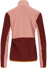 Pull en polaire à col haut, avec des blocs de couleurs rose, bordeaux et crème, texture côtelée et bordure jaune au col et à l'ourlet.