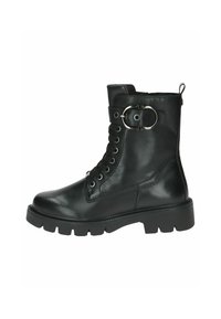 Botas de cuero negras hasta el tobillo con punta redonda, parte delantera con cordones, detalle de hebilla circular plateada y suela de goma gruesa. Acabado texturizado.