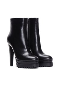 Botas de tobillo de cuero negro con un acabado brillante, que cuentan con un tacón alto, suela de plataforma y un cierre con cremallera en la parte posterior para facilitar su uso.