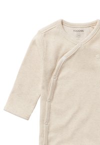 Beige geripptes Baby-Bodysuit mit langen Ärmeln, das ein Wickeldesign aufweist und über Druckknöpfe an der Vorderseite verfügt, gefertigt aus weichem Stoff.