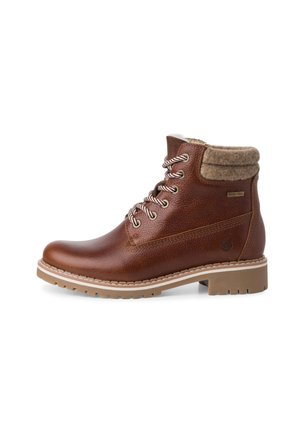Bottine en cuir marron avec une finition texturée, devant à lacets, col en laine et semelle en caoutchouc durable avec des rainures de traction.