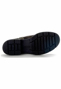 Černá gumová podešev s texturovaným gripem, s vyraženým názvem značky "Gabor". Mírné zaoblení v oblasti špičky pro ergonomické usazení.
