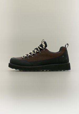 ARKK Copenhagen, ALPINE UNISEX - Маратонки - coffe/black