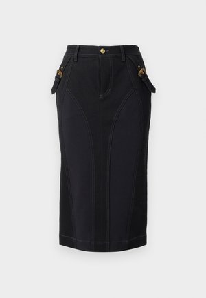 Saia de denim preta com uma forma ajustada, apresentando costuras amarelas, bolsos laterais e acessórios em tom dourado na cintura.