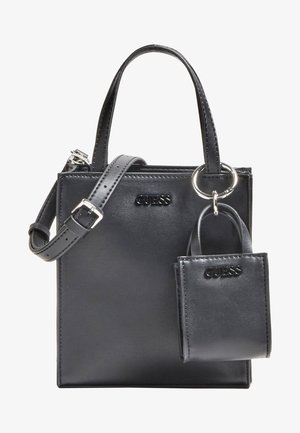 Czarna torebka Guess z odpinanym, regulowanym paskiem na ramię oraz małą dopasowaną sakiewką na klucze przymocowaną srebrnym pierścieniem.