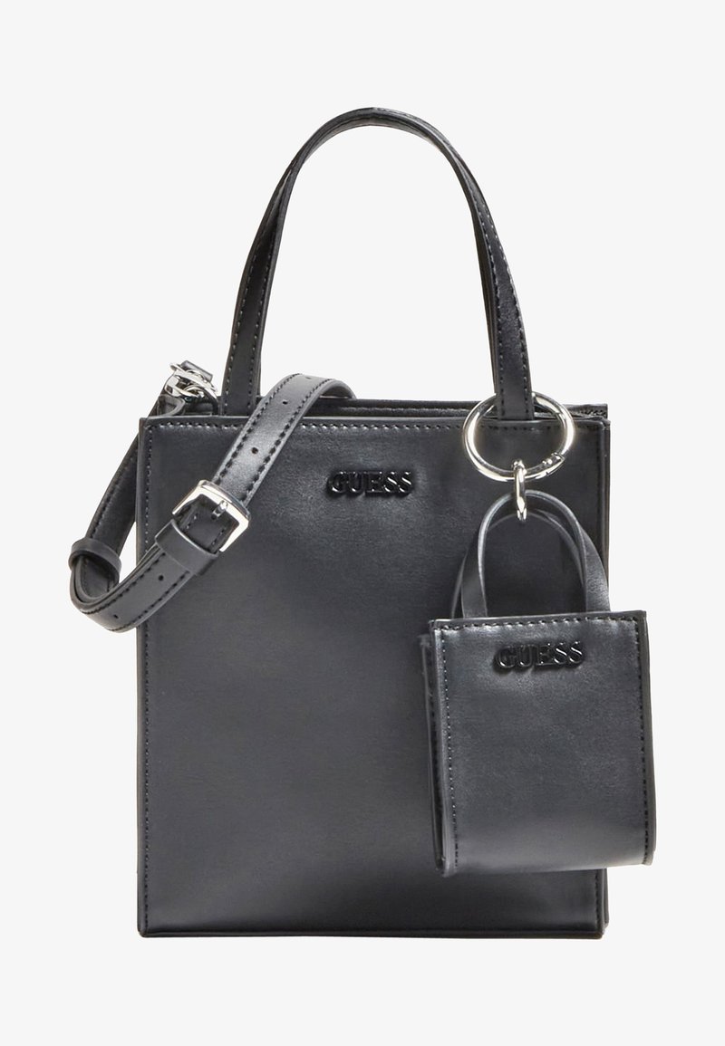 Sac à main noir Guess avec bandoulière amovible et ajustable, ainsi qu'un petit porte-monnaie assorti fixé par un anneau argenté.