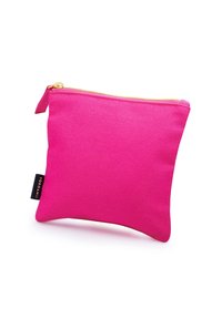 Lyserød lærredspose med en glat tekstur, guld lynlås og et lille sort mærke. Kompakt rektangulær form, velegnet til små genstande.