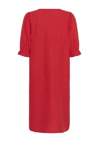 Robe rouge avec une silhouette droite, tissu texturé, manches bouffantes jusqu'au coude et encolure ronde. Sans fermetures visibles.