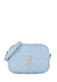 Borsa a tracolla in pelle azzurro chiaro con un motivo circolare testurizzato, hardware in argento e un logo impresso sulla parte anteriore. Cintura regolabile.