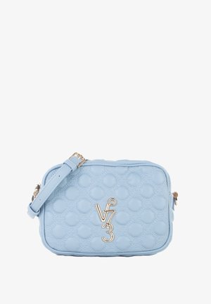 Bolso de piel azul claro tipo bandolera con un patrón circular texturizado, herrajes plateados y un logo en relieve en la parte delantera. Correa ajustable.