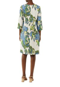 Blumenmusterkleid mit Dreiviertelärmeln, blau und grün auf einem cremefarbenen Hintergrund, runder Ausschnitt, Reißverschlussdetail auf der Rückseite.