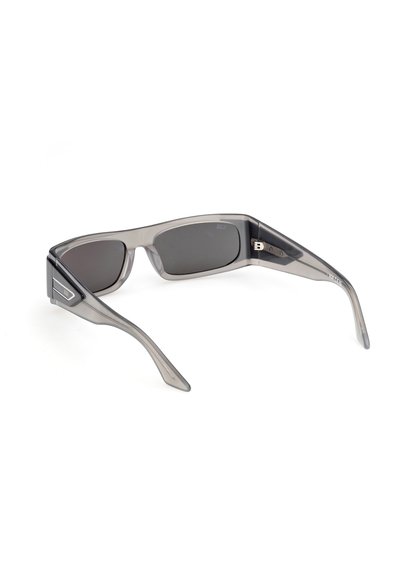 Lunettes de soleil rectangulaires à verres foncés avec des montures en plastique gris transparent et des branches larges, présentées légèrement inclinées sur une surface blanche.