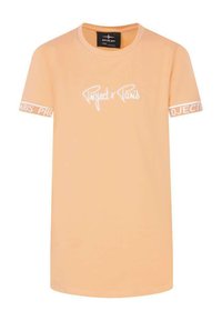 T-shirt couleur pêche à manches courtes, arborant un logo blanc "Project x Paris" sur le devant et des accents à motifs sur les manches.