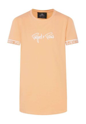T-shirt couleur pêche à manches courtes, arborant un logo blanc "Project x Paris" sur le devant et des accents à motifs sur les manches.