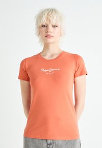 Pepe Jeans NEW VIRGINIA - Apdrukāts T-krekls - sunset orange