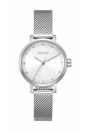 Silberne DKNY Uhr mit einem Mesh-Armband, runder Zifferblatt, gebürstetem Metallzifferblatt und Kristallakzenten zur Markierung der Stunden. Einfaches, modernes Design.