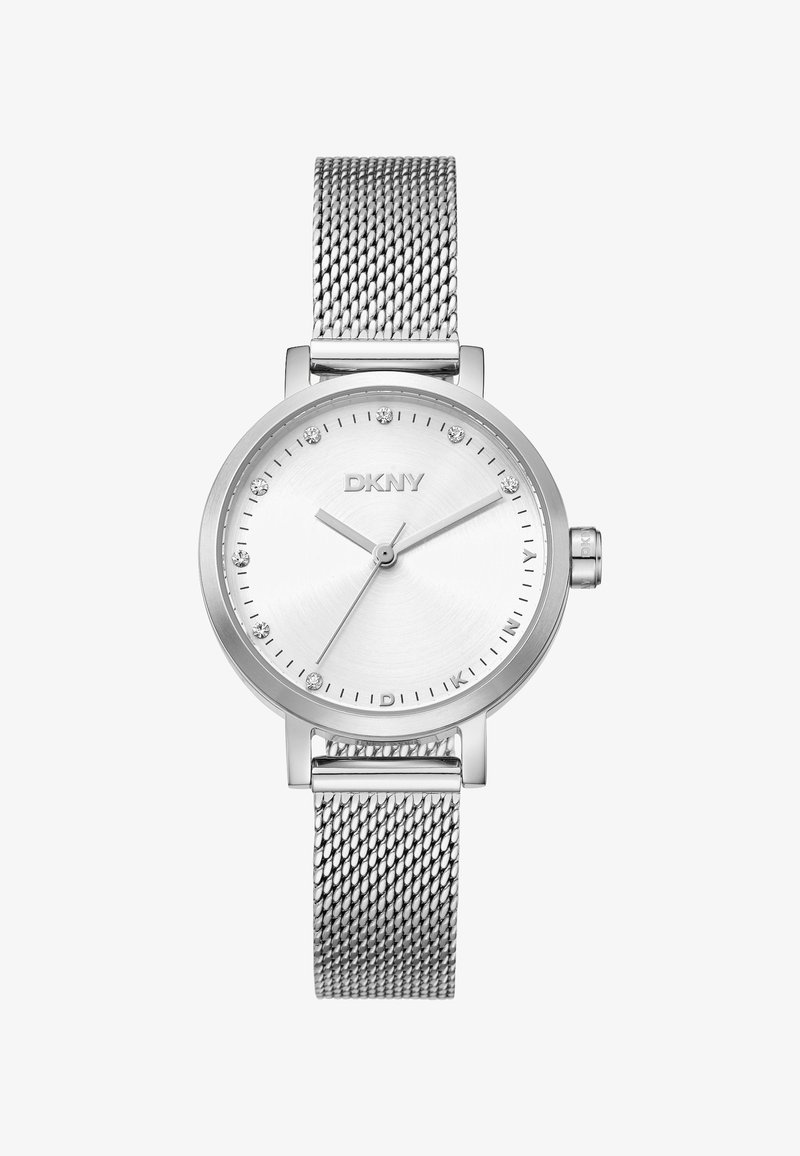 Zilveren DKNY-horloge met een mesh-band, een ronde wijzerplaat, een geborstelde metalen wijzerplaat en kristalaccenten die de uren markeren. Eenvoudig, modern ontwerp.