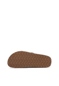 Suola di scarpa in gomma marrone con un pattern testurizzato ondulato. La suola è arrotondata nella parte anteriore e si restringe verso il retro con una base piatta.