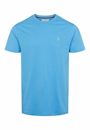 Blaues Baumwoll-T-Shirt mit Rundhalsausschnitt, kurzen Ärmeln und einem kleinen grünen Logo auf der linken Brust. Glatte Textur, normale Passform.