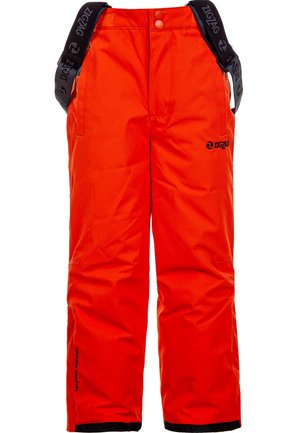 Jasnopomarańczowe ocieplane spodnie narciarskie z regulowanymi czarnymi szelkami, gładką fakturą oraz detalem z logo na przednich i bocznych szwach.