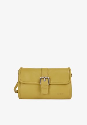 Gul læder clutch-taske med fold-over klap, sølv spænde lukning og aftageligt rem. Har en glat tekstur og diskret branding.