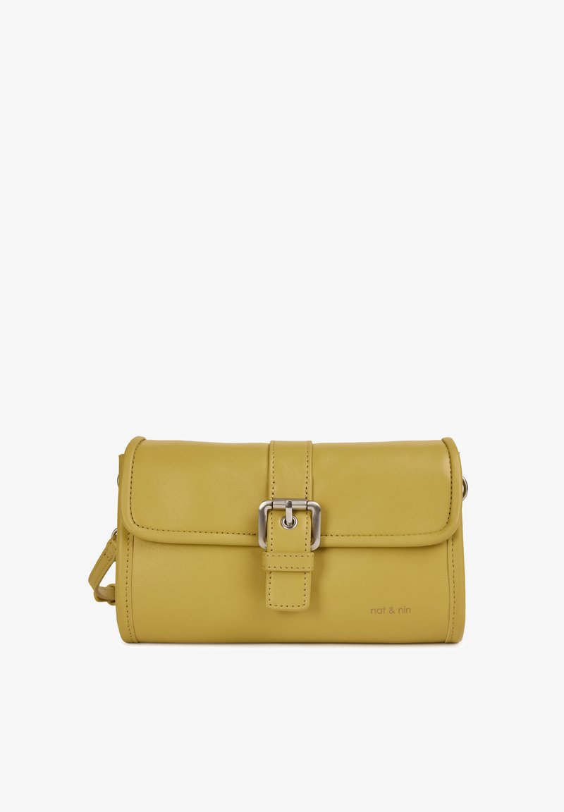 Gelbe Leder-Clutch mit umschlagbarem Deckel, silberner Schnallenverschluss und abnehmbarem Trageriemen. Hat eine glatte Textur und dezente Markenkennzeichnung.