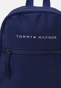 Tommy Hilfiger ESSENTIAL SLING BAG UNISEX - Marsupio - blue ink