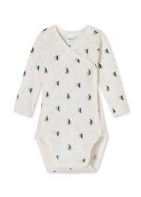 Body de bebé de manga larga en color crema, fabricado en algodón orgánico, con un diseño cruzado adornado con patrones de medias lunas y estrellas verdes, y cierres a presión.