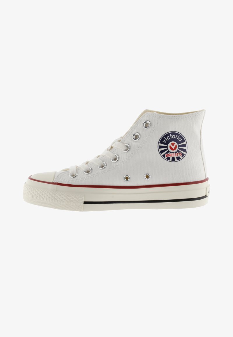 Sneakers alte bianche in materiale canvas, con accenti rossi, punta tonda, occhielli in metallo, design con lacci e logo circolare "Victoria Since 1975."